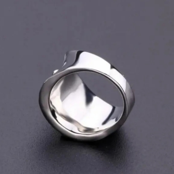 Gorgeous must have fashion Jewelry. Silver white petal ring. Stunning. - Picture 3 of 7